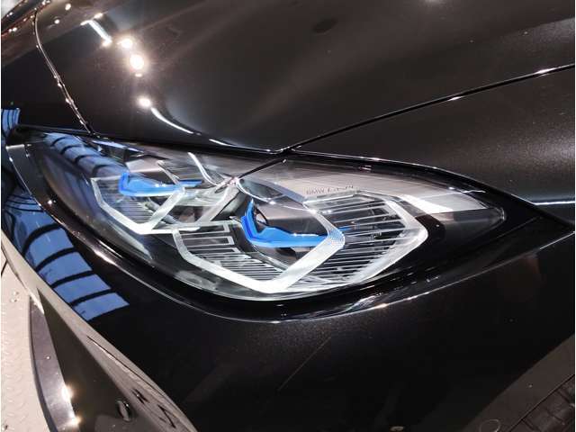 【レーザーライト】ブルーのデザインとBMW Laserのロゴにより視覚的にも個性を主張するレーザーライト。ハイビームモードを設定すると最長600mまでの距離を照射。夜間におけるドライビングの快適性を向上させます。