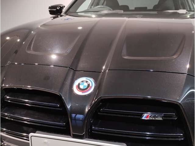 【キドニーグリル】BMWは約90年もの間、ほぼ全ての車両にひと目でBMWだと分かるこの特徴的なフロントグリルが備えられ、デザイン・アイコンとして親しまれてきました。