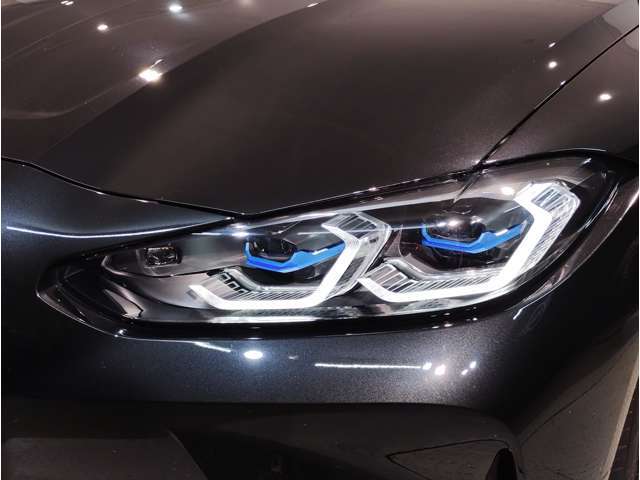 【レーザーライト】ブルーのデザインとBMW Laserのロゴにより視覚的にも個性を主張するレーザーライト。ハイビームモードを設定すると最長600mまでの距離を照射。夜間におけるドライビングの快適性を向上させます。