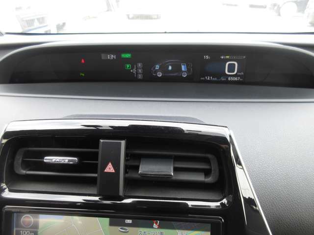 見やすいデジタルメーターで、中央には車両情報を表示するマルチインフォメーションディスプレイが装備されています。
