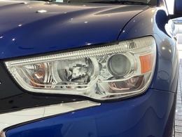 LEDヘッドライトは、点灯の瞬間から最大光量を発揮し、突然暗くなるトンネルなどでの安定感を高めます。