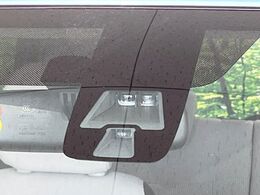 【エマージェンシーブレーキ】走行中に前方の車両等を認識し、衝突しそうな時は警報とブレーキで衝突回避と被害軽減をアシスト。より安全にドライブをお楽しみいただけます。