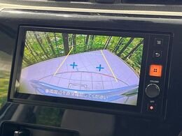 【バックカメラ】駐車時に後方がリアルタイム映像で確認できます。大型商業施設や立体駐車場での駐車時や、夜間のバック時に大活躍！運転スキルに関わらず、今や必須となった装備のひとつです！