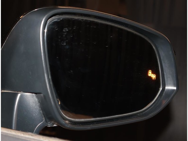 隣車線を走る車両をレーダーで検知し、ドアミラーでは確認しにくい後側方エリアに存在する車両に加え、急接近してくる車両も検知します。車両を検知するとドアミラーに搭載されたLEDインジケーターが点灯します。