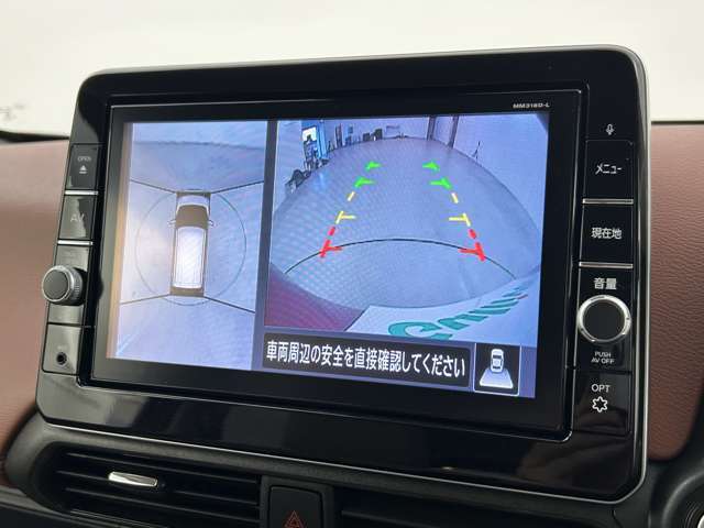 【アラウンドビューモニター】まるでクルマを真上から見下ろしたかのような視点で駐車をサポートします！クルマの斜め後ろや真横など、前後左右の4つのカメラの映像が合成されて、モニターに映し出されます。