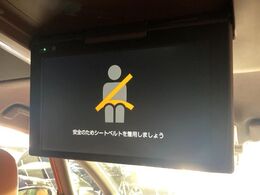 【14型有機ELフリップダウン】三列目からでも迫力のエンタメが観れる大画面フリップダウン。有機ELのモニターでは、一般的なフリップダウンよりも高コントラストでキレイな映像を楽しめます。