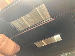 【ガラスルーフ】ガラスルーフ搭載で車内の解放感が一気にアップ！開放的なドライブをお楽しみいただけます。