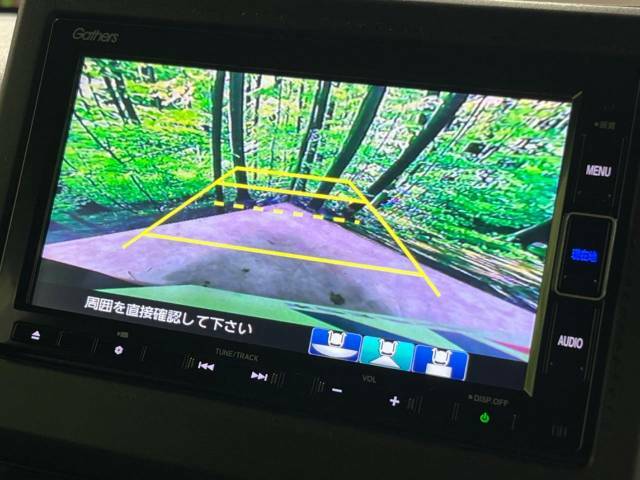 【バックカメラ】駐車時に後方がリアルタイム映像で確認できます。大型商業施設や立体駐車場での駐車時や、夜間のバック時に大活躍！運転スキルに関わらず、今や必須となった装備のひとつです！