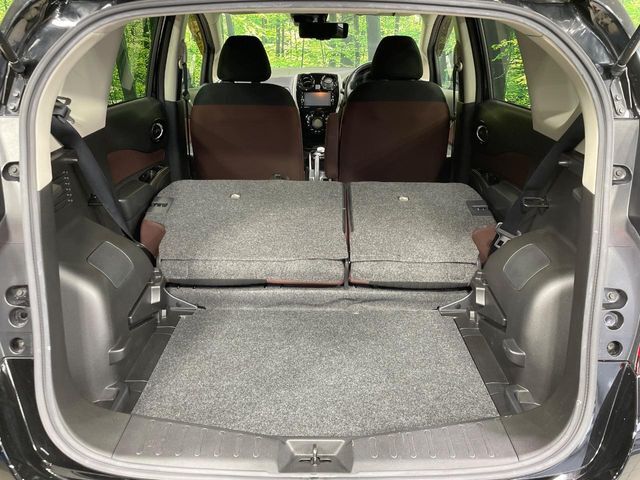 普段のお買い物や通勤、送迎等に十分な荷室スペースを確保しております。セカンドシートを倒すと、大きな荷物の積載も可能です♪