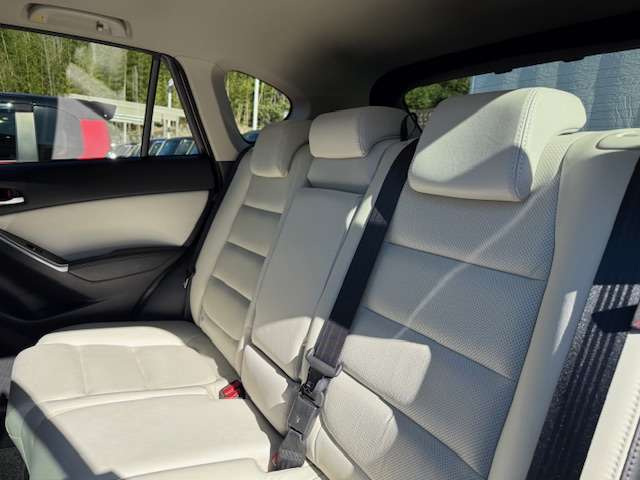 【車内清掃】お客様に気持ちよく見て頂けるよう展示車両は常に綺麗に仕上げております！