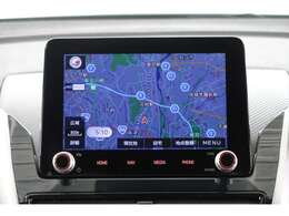 8インチのディスプレイでナビゲーションやモニター、フルセグ、Apple　CarPlay、Android　Autoなど多彩な機能を使えるスマホ連携ナビ！