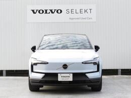 フロントグリルとフロントガラス中央にあるミリ波レーダーカメラで車両、人を検知する機能も搭載されています。