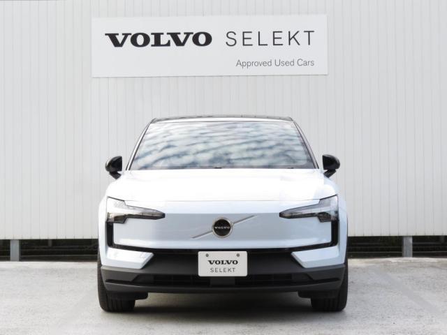 フロントグリルとフロントガラス中央にあるミリ波レーダーカメラで車両、人を検知する機能も搭載されています。