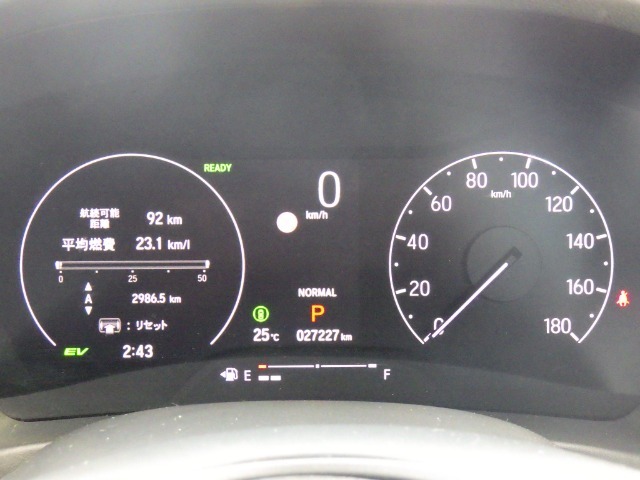 ハンドルにオーディオの操作スイッチが装備されています！視線を前方から外さずハンドルから手を離さずに操作できるのでとっても安全ですね♪