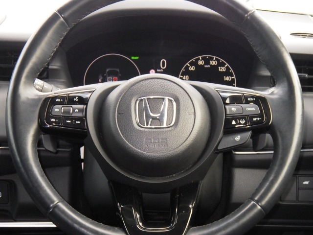 Hondaセンシングの機能のひとつ、アダプティブクルーズコントロール付！アクセルから足を離しても設定したスピードと前車との車間を保ち走行してくれます！車線維持もアシスト☆高速道路で疲労軽減ですね☆