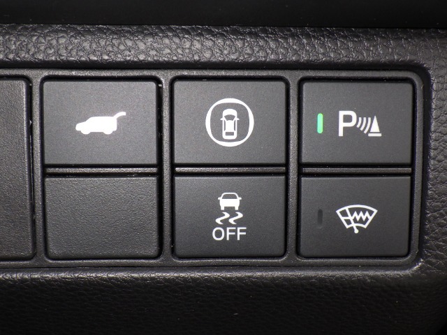 ワイヤレス充電器を装備☆ワイヤレス充電規格Qiに適合したスマートフォンを充電エリアに置くだけけで充電されます☆とっても便利な機能ですね