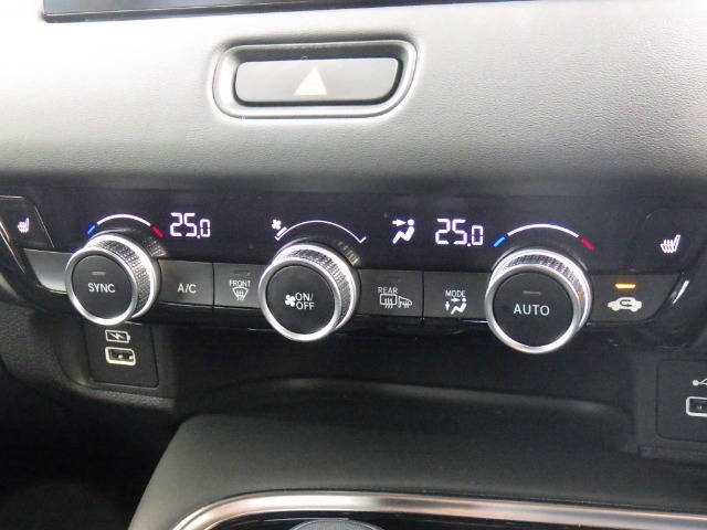 扱いやすい位置に配置されたフロアオートマチックです☆CVTを採用で滑らかでスムーズな走りが楽しめますよ♪