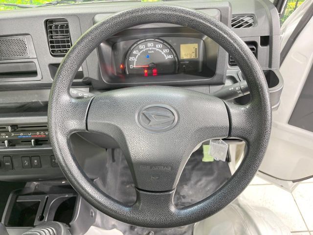 インテリアに合わせたデザインのステアリングは、運転される方のことも考え、運転しやすい形状、大きさです。是非一度、実際に触ってお確かめください。