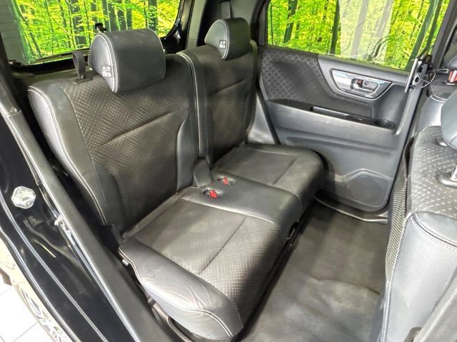 後部座席も気になるようなキズ・汚れやへたり等、大きなダメージはなく、良好な状態です。