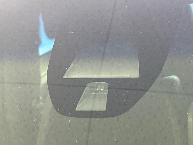 【シティブレーキアクティブシステム】低速走行中に前方の車両等を認識し、衝突しそうな時は警報とブレーキで衝突回避と被害軽減をアシスト。より安全にドライブをお楽しみいただけます。