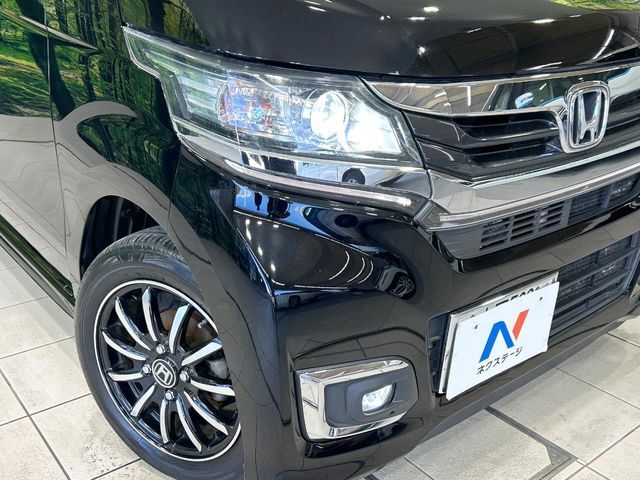 【HIDヘッドライト】非常に明るく前方を照らしてくれるので、悪天候や夜間の走行時も視界良好で安心してお乗りいただけます。