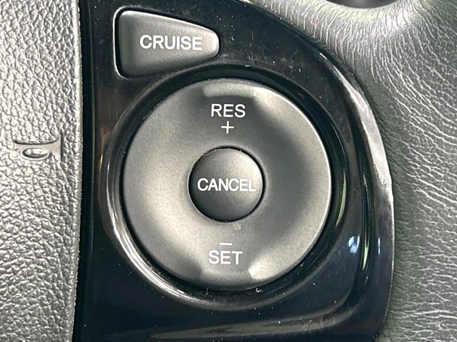 【クルーズコントロール】高速道路もラクラク走行。アクセルを離しても一定速度で走行ができ、長距離運転時の負担を軽減！加速・減速も簡単なスイッチ操作で調整できます。