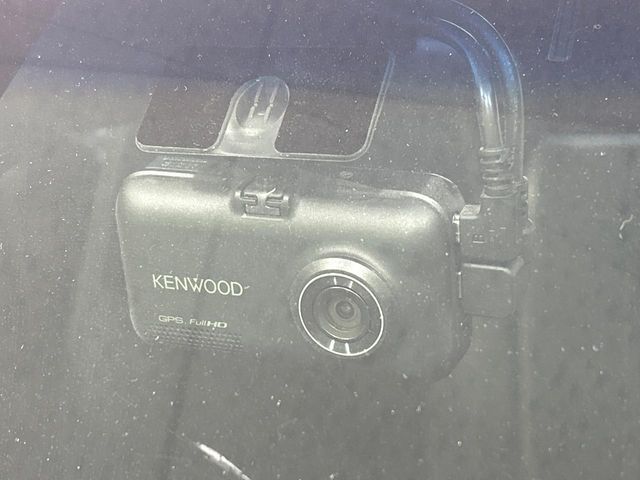 【ドライブレコーダー】安心・安全なカーライフに必須のドライブレコーダーを装備！走行中はもちろん、あおり運転や事故に遭遇した際の状況も映像で記録し、万一のリスクに備えます。