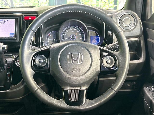 【純正革巻きステアリング】上質な革を使用することで、手にしっかり馴染みとても運転しやすいハンドルです♪