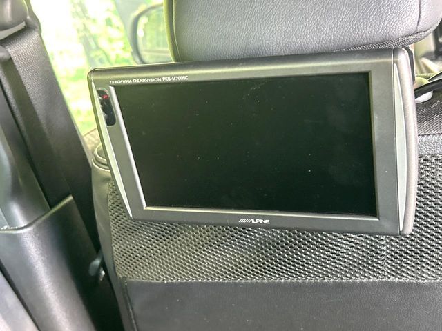 【後席モニター】家族や友人とお出かけする機会が多い方に大人気の後席モニターを装備！見やすい位置に画面がありテレビやDVDの視聴も快適！友達もお子様も、後席にしか乗らなくなるかも？？