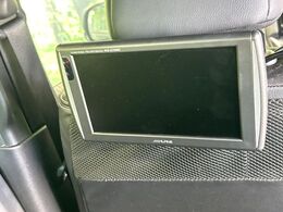 【後席モニター】家族や友人とお出かけする機会が多い方に大人気の後席モニターを装備！見やすい位置に画面がありテレビやDVDの視聴も快適！友達もお子様も、後席にしか乗らなくなるかも？？