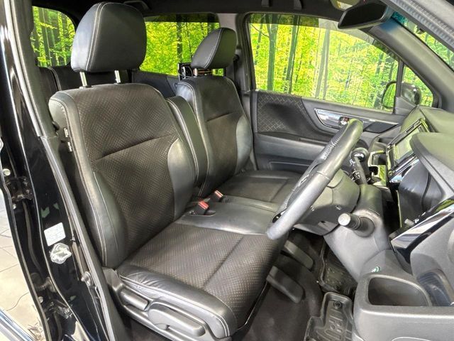 【ハーフレザーシート】高級感と座り心地を両立した人気のシート♪背面・座面のファブリック素材は、通気性の良さや滑りにくさに優れています。気温や服装に左右されず快適にお乗りいただけます。