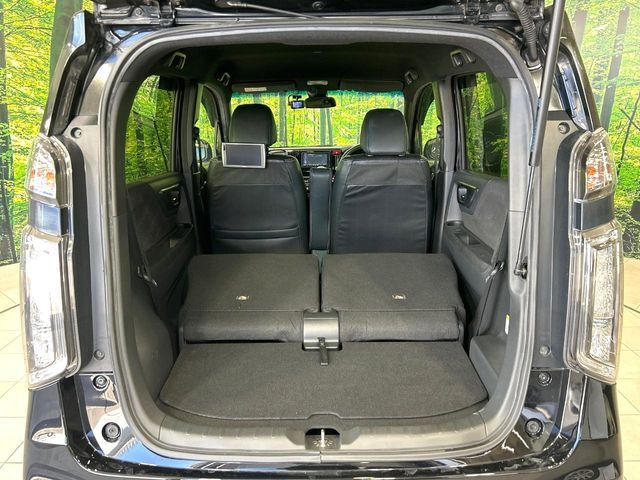 後席を格納すると、これだけの広さが！シーンに合わせたシートアレンジで、大きな荷物も積むことが出来ます♪