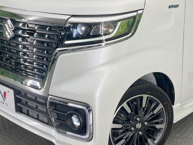 【LEDヘッドライト】悪天候や夜間走行時も良好な視界を確保し安心して運転できる高輝度LEDヘッドライトを装備！点灯速度が早く、消費電力も抑えられています。