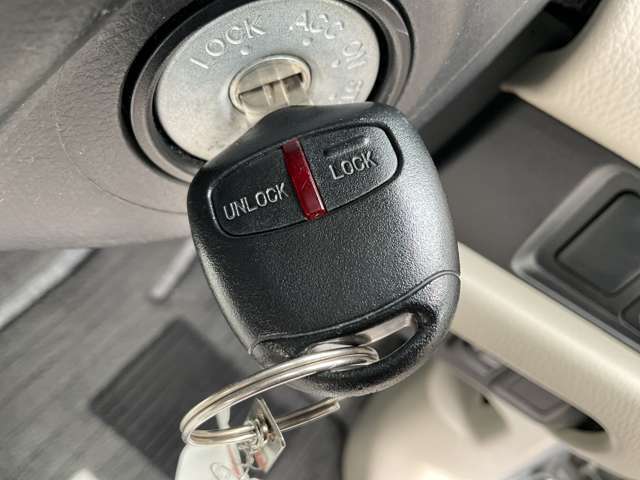 便利なキーレスエントリー、車両のアンサーバックも付いていますので、広い駐車場でもどこへ停めたか迷うことが少なくなります。