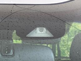 【ホンダセンシング】走行中に前方の車両等を認識し、衝突しそうな時は警報とブレーキで衝突回避と被害軽減をアシスト。より安全にドライブをお楽しみいただけます。