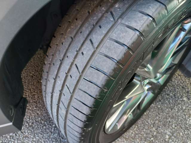 フロントタイヤの画像です。ミゾがまだまだ残っています。お好みのアルミホイールやタイヤの販売・取り付けも承りますのでお気軽にご相談ください。人気ホイールメーカーから格安ホイールまで各種取り揃えております