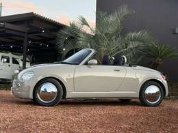 サイドビュー。L880Kは軽自動車の中では秀逸な加速とレスポンスを誇るモデル。でもそんな速さを微塵も感じさせないクラシカルなスタイルは、オープンで状態でも健在。他のL880Kに一線を画すこのスタイルをぜひ。