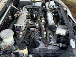 エンジン本体はリビルトエンジンを使用。始動時安定の静かさ、高回転時の滑らかな吹け上がりはリビルトの賜物。さらに安心の、エンジンミッション本体の1年間の保証も無料付帯。旧車だからと諦めずに880ライフを。