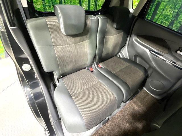 後部座席も気になるようなキズ・汚れやへたり等、大きなダメージはなく、良好な状態です。