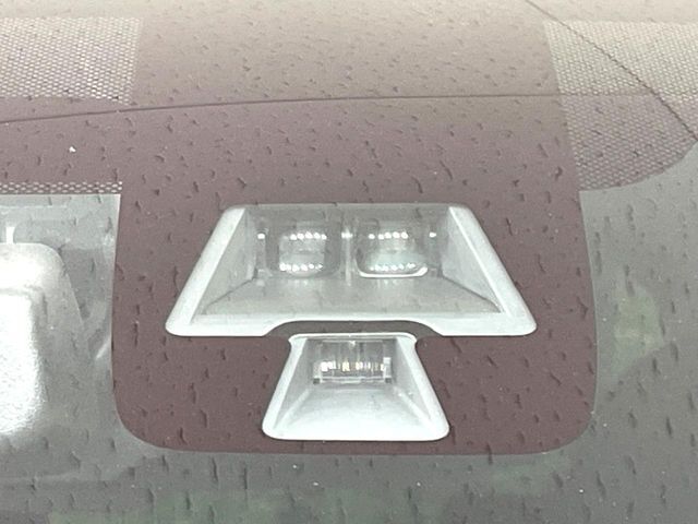 【インテリジェントエマージェンシーブレーキ】フロントカメラで前方の車両や歩行者を検知。衝突しそうな時は衝突被害軽減ブレーキが作動、衝突回避をサポート。より安全にドライブをお楽しみいただけます。