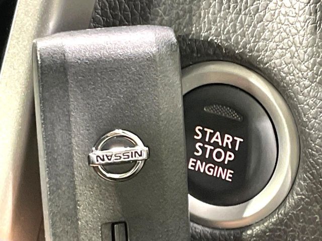 【インテリジェントキー】カバンやポケットに入れたままでもドアの施錠・解錠が可能なスマートキーを装備。エンジンのオン・オフ時もカギを取り出す必要が無いからとっても便利です♪