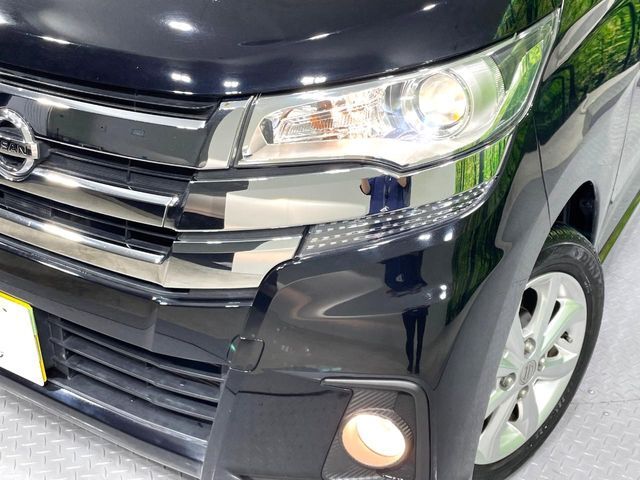 【HIDヘッドライト】非常に明るく前方を照らしてくれるので、悪天候や夜間の走行時も視界良好で安心してお乗りいただけます。