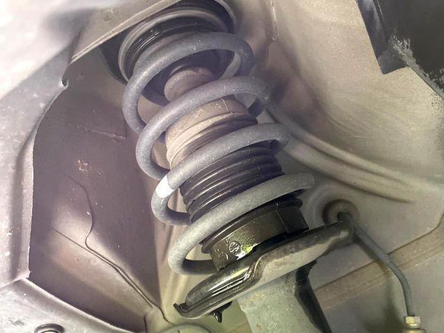 お車を安心してお乗りいただく為には、足回りの定期点検が欠かせません。サービスサポート（有償保証）では無料点検もご提供しており、安心のカーライフをお過ごしいただけるサポート体制が整っています。