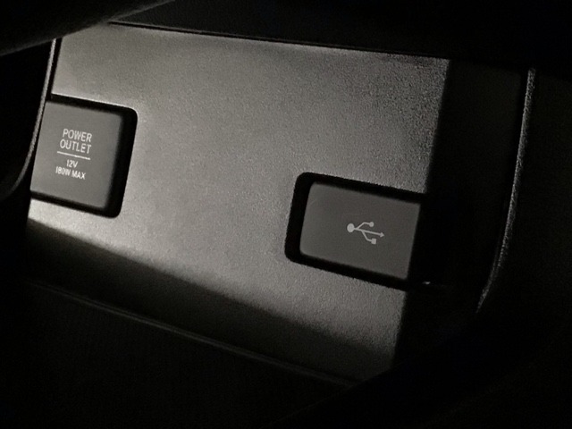 【USBポート】USBポートも装備されています♪スマートフォンのオーディオに連携も可能です。今や欠かせない装備の一つです！
