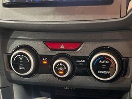 【オートエアコン】一度お好みの温度に設定すれば、車内の温度を検知し風量や温度を自動で調整。暑い…寒い…と何度もスイッチ操作をする必要はありません。快適な車内空間には必須の機能ですね♪