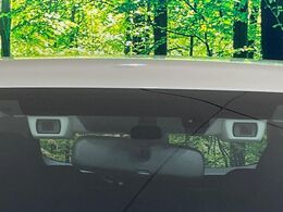 【アイサイトVer3】前方の車両等を検知し、衝突しそうな時は警報で注意を促し、ブレーキを踏む力をサポート。ブレーキを踏めなかった場合は衝突被害軽減ブレーキが作動、衝突回避をサポートします。