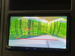 【バックカメラ】駐車時に後方がリアルタイム映像で確認できます。大型商業施設や立体駐車場での駐車時や、夜間のバック時に大活躍！運転スキルに関わらず、今や必須となった装備のひとつです！