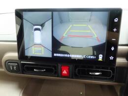 【パノラマモニター】上からの映像を表示。前後左右のカメラで合成し、運転席からの目視だけでは確認しにくい状況をリアルタイムで見晴らせます