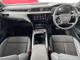 Audiのインテリアはエクステリア同様、優れたデザイン性とクオリティ、そして機能性を兼ね備えております。