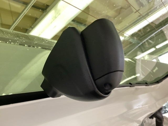 後方にもドライブレコーダーのカメラが付いています。前後両方でお車の周りを監視・記録いたします。